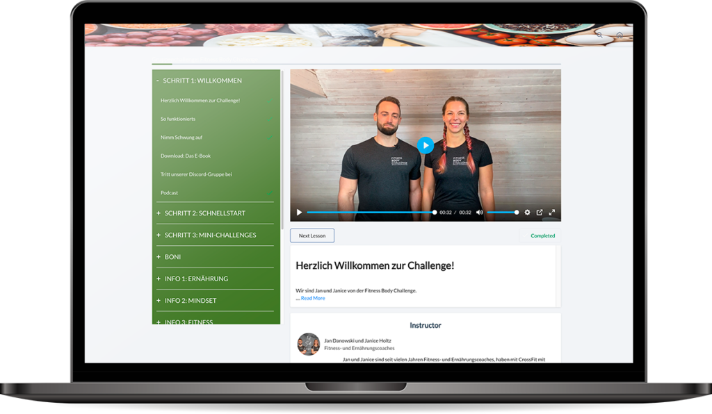 Bild eines Laptops. Auf dem Bildschirm ist die Fitness Body Challenge Webseite zu sehen. Im Hauptfenster des Bildschirms wird ein Willkommensvideo gezeigt, in dem Janice und Jan die Teilnehmenden begrüßen. Links auf der Seite ist das Menü der Webseite sichtbar, das verschiedene Abschnitte auflistet.