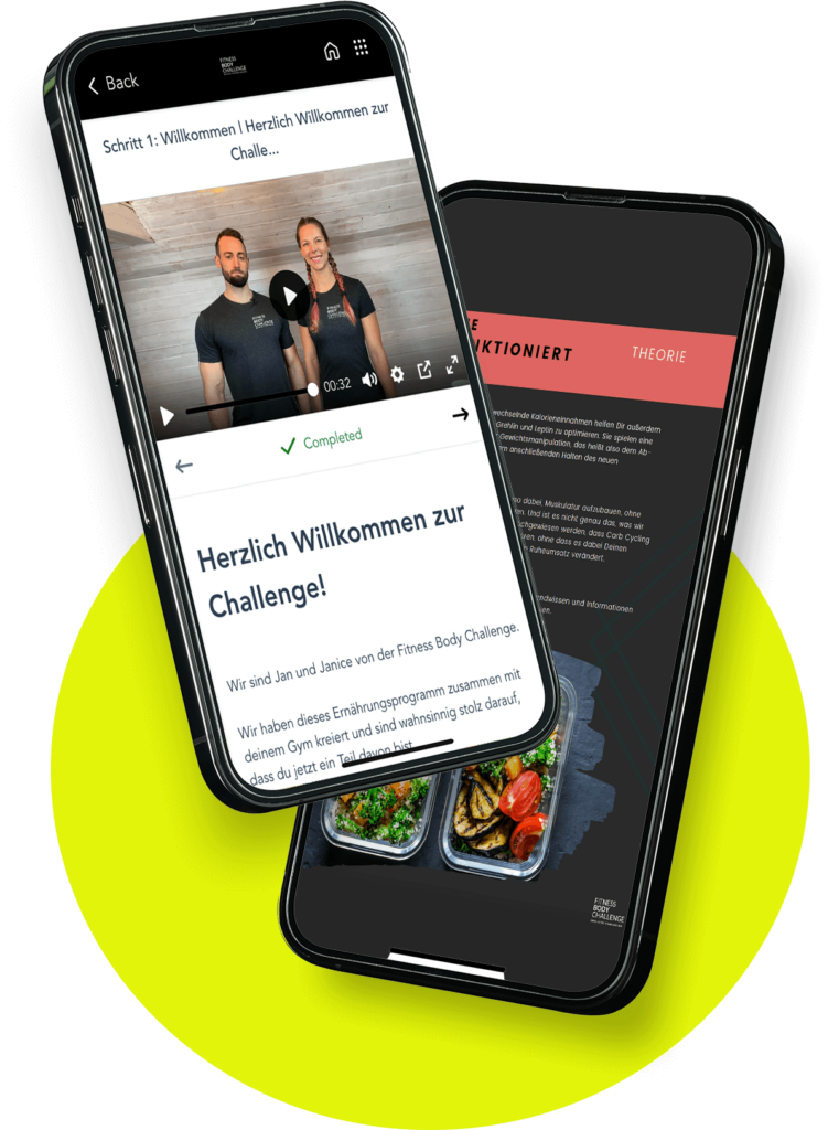 Ein Smartphone-Bildschirm zeigt eine Fitness-App mit einem Willkommensvideo von zwei Trainern, Jan und Janice. Darunter befindet sich Text, der die Fitness Body Challenge beschreibt, sowie eine Registerkarte, die Informationen zur Ernährung bietet. Ein zweiter Bildschirm zeigt eine Seite mit detaillierten Ernährungsinformationen und einem Bild von einer gesunden Mahlzeit.